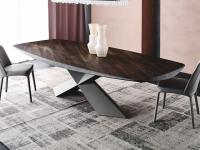 Tisch Tyron von Cattelan mit Platte in Holzleisten in Eiche gebrannt. Gekreuzte Basis in Stahl gaufriert graphit.