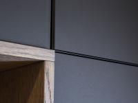 Detail einer Tür mit Aluminiumrahmen und schwarz geätztem Glas