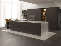 Moderne Küche mit Arbeitsplatte aus Carrara-Marmor