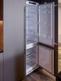 Eingebauter Kühlschrank in der AluX-Küchenhochschrank