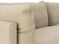 Particolare del morbido cuscino di bracciolo inserito nella struttura del divano