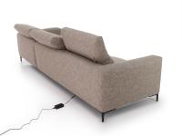 Rückansicht des Foster-Sofas mit Kabel für die Stromversorgung der elektrisch ausziehbaren Sitze