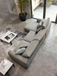 Draufsicht auf das Sofa Foster mit geformter Chaiselongue