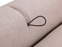 Detail der Schnur zum Drehen der Rückenlehne: Bei geschlossenem Sofa ist die Schnur in der Lücke zwischen den beiden Kissen versteckt