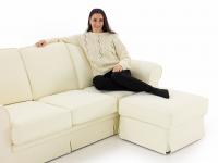 Klassisches Sofa mit Volant aus Levante-Stoff - Beispielfoto eines Sitzes mit Hocker, der als Halbinsel verwendet wird