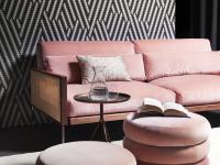 Detail des 2-Sitzer-Sofas Maxime Retro mit Gestell aus Nussbaum Canaletto und Wiener Stroh, Kissen aus rosa Samt