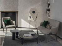 Sessel Velis mit Massivholzbeinen kombiniert mit dem Sofa aus der gleichen Kollektion
