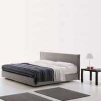 Pongo-Bett mit glattem Kopfteil und Seitenknöpfen