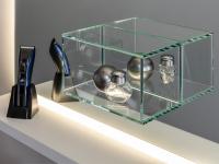 Detail des offenen Elementes in transparentem Kristallglas das auf den Spiegel eingeklebt ist