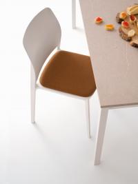 Stapelbarer Küchenstuhl Jana aus farbigem Polypropylen und gepolstertem Sitz mit Stoffbezug