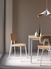 Lollipop-Stuhl mit Metallgestell und Sitz und Rückenlehne aus Holz, perfekt auf den Tisch abgestimmt