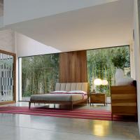 Akemi Kommode und Nachttisch, ideal für ein Wohnzimmer mit warmen Tönen 