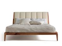 Michiko minimalistisches Bett aus Nussbaum natur mit gepolstertem Kopfteil