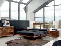 Seiko modernes Bett aus natürlichem Holz, mit Arashi Nachttisch aus derselben Kollektion kombiniert
