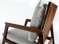 Yumi Massivholz-Schaukelsessel mit weich gepolsterten Rücken- und Sitzkissen