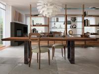 Wohnzimmerstuhl Komaki kombiniert mit Tisch Asako aus der gleichen Kollektion