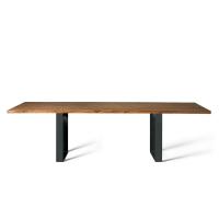 Asako Designer Tisch aus Holz und Metall. Kufengestell aus schwarz matt lackiertem Metall und Platte aus natürlicher Eiche antik
