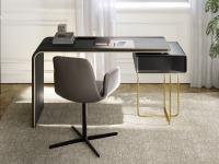 Brighton ist ein Design-Schreibtisch, der sich durch den strukturellen Kontrast zwischen schwarzem Eschenholz und einigen Details aus goldfarbenem Metall auszeichnet.
