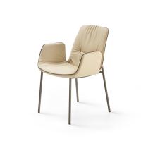 Seitenansicht des eleganten Stuhls mit Profil in Kunstleder mit Armlehnen Betta. Bezug in Leder und Beine aus Metall gestrichen Titanio.