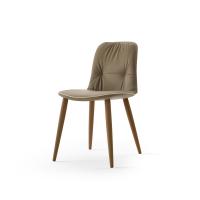Eleganter Stuhl mit Profil in Kunstleder ohne Armlehnen Betta. Bezug in Leder und Beine in Eschenholz gebeizt Nussbaum Canaletto.