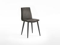 Gepolsterter Stuhl mit Kisse ohne Armlehnen Dalila. Bezug in Leder und Beine in Holz massiv Eschegebeizt schwarz 