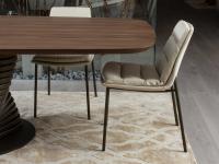 Gepolsterter Stuhl für das Wohnzimmer Dama mit Sitz in Leder 5508 avorio bezogen und bronzefarbenen Metallbeinen