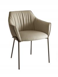 Dreiviertelansicht des lederbezogenen Stuhls Gladys mit vier geraden, lackierten Metallbeinen