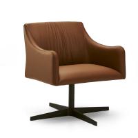 Drehbarer Stuhl mit 4-Speichen-Fußkreuz Iside mit breitem Sitz. Bezug aus Leder und Gestell aus schwarz lackiertem Aluminium.