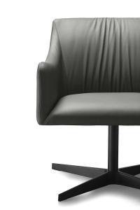 Vordergrund des drehbaren Stuhles mit 4-Speichen-Fußkreuz und breitem Sitz Iside. Bezug aus Leder und Gestell aus schwarz lackiertem Aluminium.