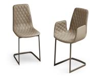 Gesteppter Stuhl Will mit Rautenmuster, mit oder ohne Armlehnen. Bezug aus Leder und Freischwinger aus lackiertem Metall Titanium.