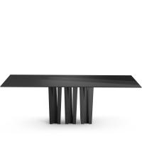 Frontansicht des festen Tisches mit zentralem Basisfuß mit vollen und leeren Volumen Echo. Rechteckige Platte in Kristallglas lackiert schwarz glänzend und Basis in Metall gestrichen Anthrazit.