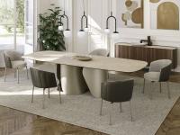 Torquay ist ein Design-Tisch mit einem umlaufenden Fuß aus titanfarben lackiertem Metall und einer Keramikplatte in der Farbe Elfenbein