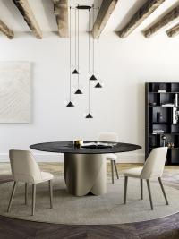 Torquay ist ein Design-Tisch mit einem umlaufenden Gestell aus titanfarbenem, lackiertem Metall und einer Platte aus schwarzem, gehämmertem Glas