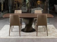 Tisch für das Wohnzimmer Vortex mit geformter Platte in Nussbaum Canaletto kombiniert mit den Stühlen Gala mit Beinen in Holz 