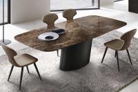 Eleganter Tisch mit zentralem geneigtem Basissockel Clifford. Rechteckige Platte in Marmor Emperador und Basissockel in Metall gestrichen Schwarz.