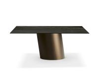 Eleganter Tisch mit zentraler geneigter Basis Clifford. Rechteckige Platte in Keramik Portoro Matt und Basis in Metall gestrichen Bronze.