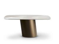 Anspruchsvoller Tisch mit zentraler geneigter Basis Clifford. Rechteckige Platte in Keramik Calacatta Gold Glänzend und Basissockel in Metall gestrichen Bronze.