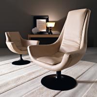 Bella & Brava moderner drehbarer Sessel mit schwarz lackiertem Mittelfuß