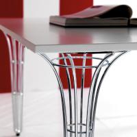 Detailbild der Beine aus Stahlrohr von Artù modernem Tisch