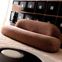 Scoop Design Sofa mit abgerundeter Linienführung. Bezug aus Stoff