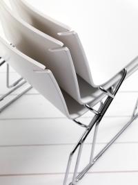 Design-Stuhl mit Holzsitz JennyB - bei Bedarf platzsparend stapelbar