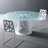 Faszinierendes Zusammenspiel von Voll- und Hohlräumen beim runden Tisch Domino aus mattiertem Glas
