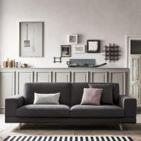 Baltimora Sofa in skandinavischem Stil. In einem hellen Wohnbereich mit warmen Tönen eingefügt