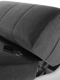 Detail des Verbindungsstoffs zwischen Sitz und Rückenlehne, der verhindert, dass Gegenstände in die Struktur fallen