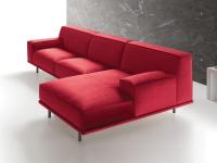 Komfortables Sofa Aliseo mit breiten, niedrigen Armlehnen und Metallfüßen in zwei Ausführungen