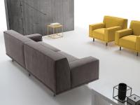 Komfortables Sofa Aliseo mit breiten, niedrigen Armlehnen, erhältlich als lineares Sofa oder mit Chaiselongue