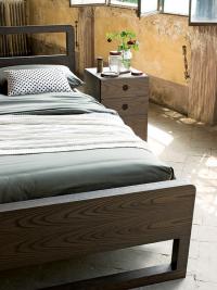 Minimalistisches Bett mit Feeling-Holzrahmen, abgestimmt auf das Kinderbett aus derselben Kollektion.