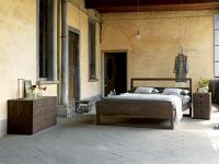 Minimalistisches Bett mit Feeling-Holzrahmen, ideal für moderne Designräume, die die Wärme des Holzes hervorheben.