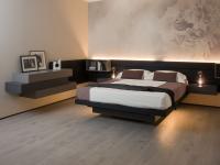 Bett mit Boiserie und Overfly-Gruppierung. Eleganter, passender Raum mit edlen Oberflächen und guter Verarbeitung
