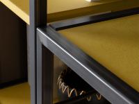 Detail einer offenen Schrankwand mit Eisenrahmen in Cera-Ausführung und Paneelen und Regalen aus Compact Zolfo mdf.